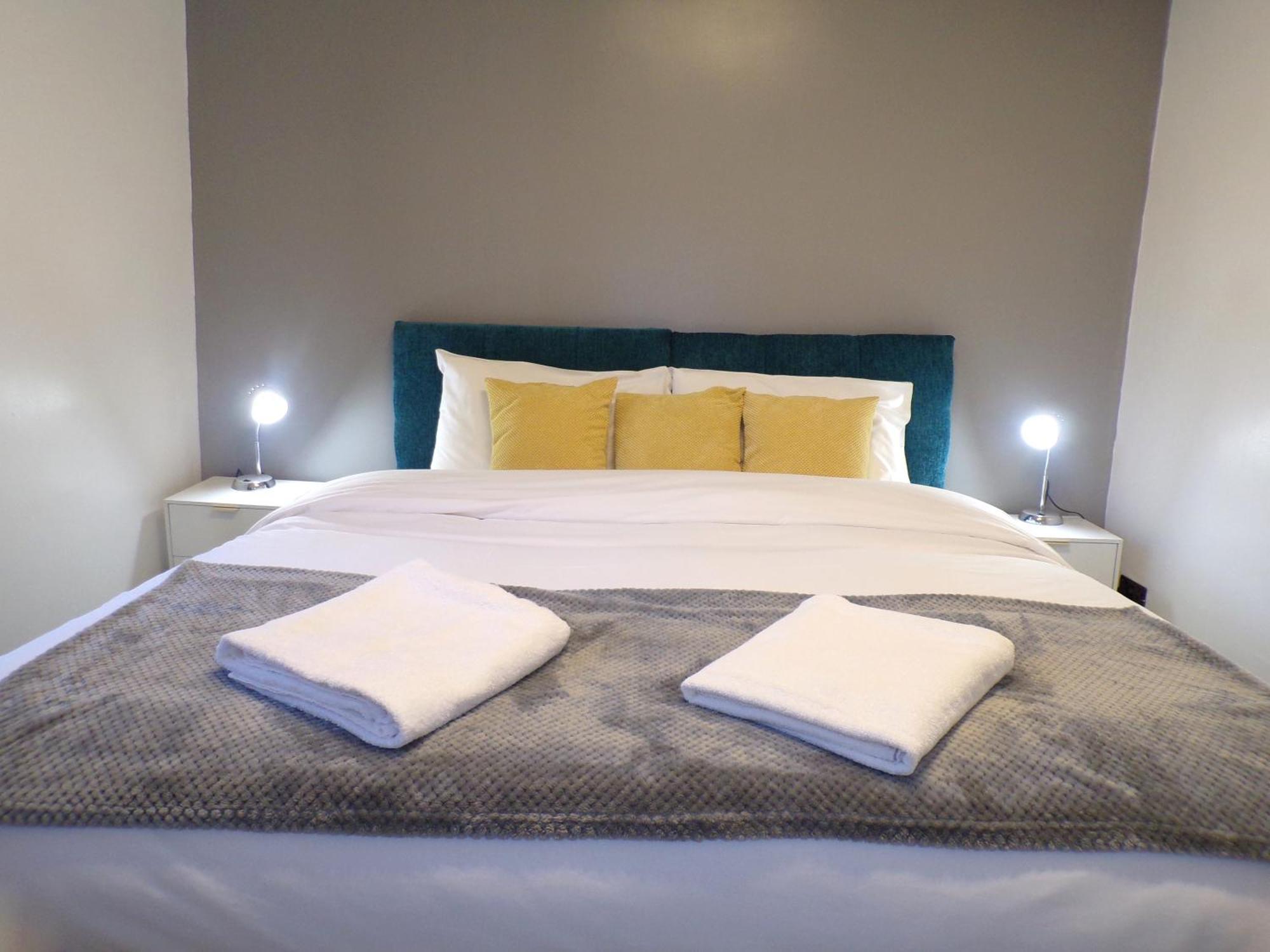 Hazelhurst House - 4 Bedrooms 2 Bathrooms Stoke-on-Trent エクステリア 写真