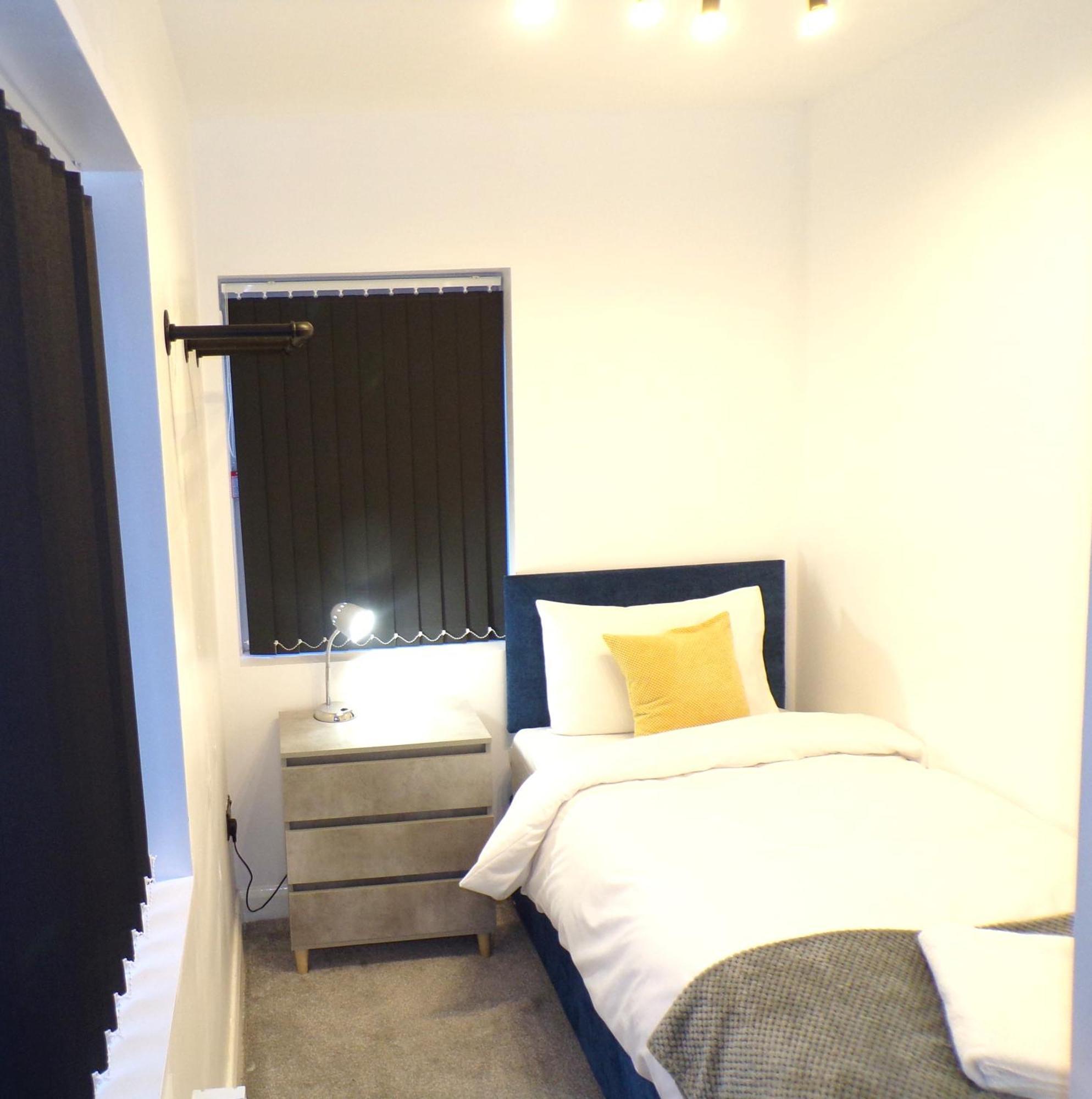 Hazelhurst House - 4 Bedrooms 2 Bathrooms Stoke-on-Trent エクステリア 写真